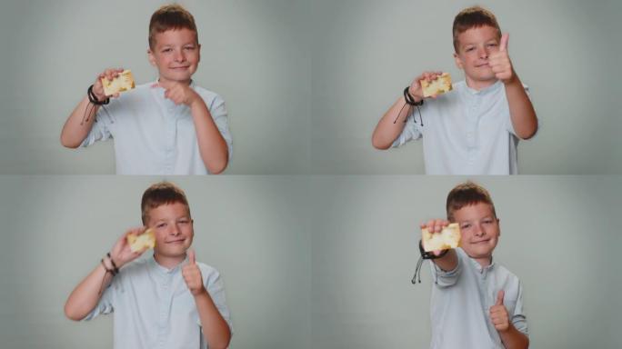 蹒跚学步的男孩展示塑料信用卡广告转账无现金网上购物