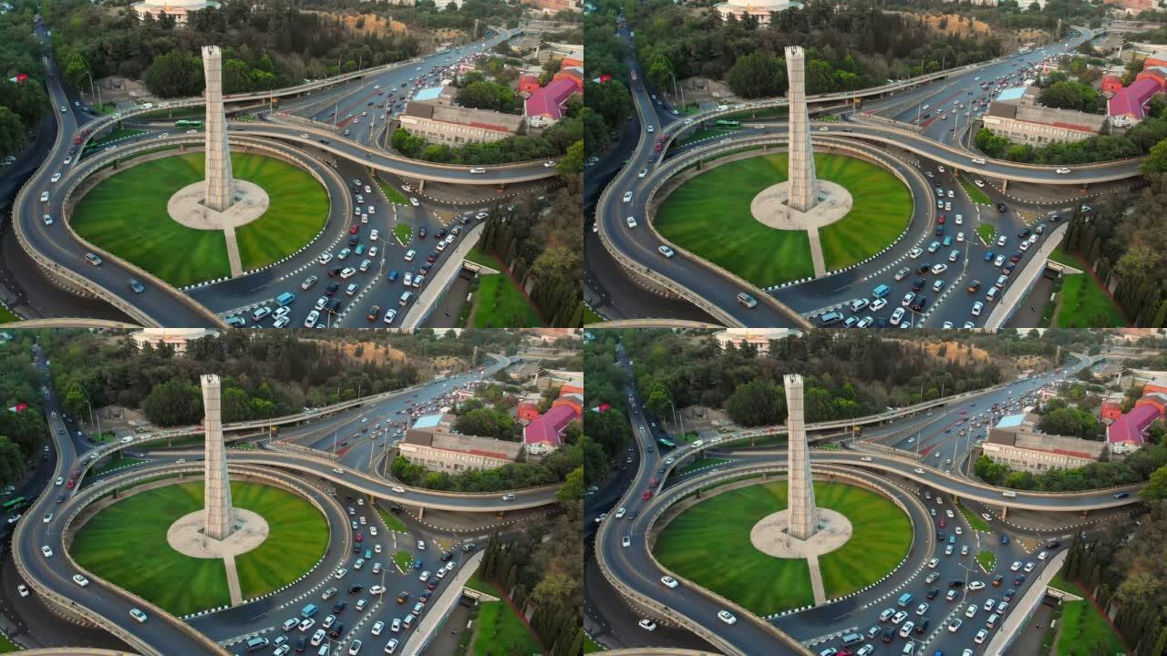 第比利斯，格鲁吉亚-7月15日，2022: 第比利斯中心环形交叉路口交通中的静态视图汽车。英雄广场纪