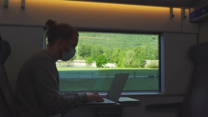男子乘火车旅行时使用笔记本电脑付款