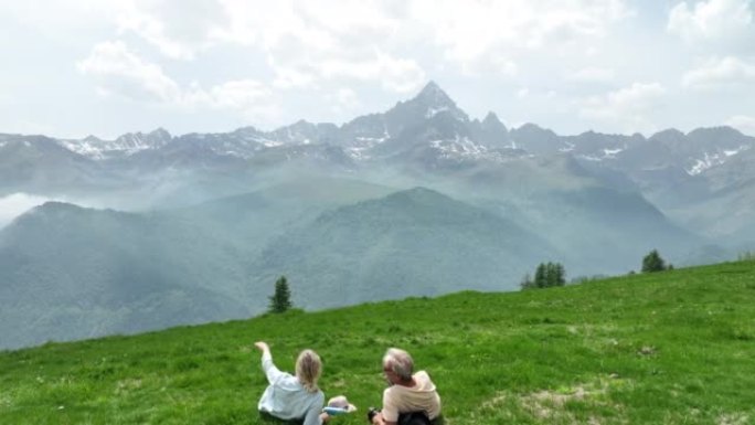 徒步旅行夫妇到达山顶并欣赏山景的鸟瞰图