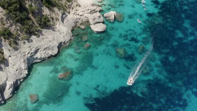 空中无人机在岩石岛附近拍摄了一艘船