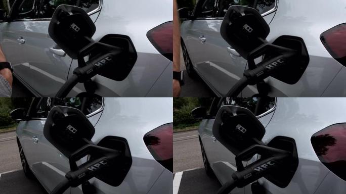 手动将充电器插入电动汽车的详细信息