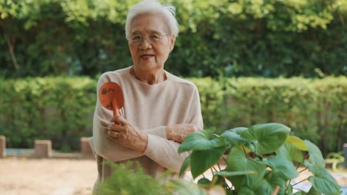 手持铁锹的老年妇女肖像