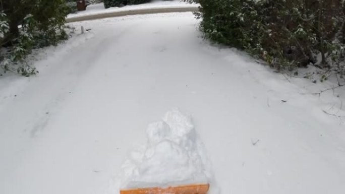 在漫长的车道上铲雪的细节