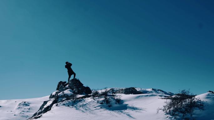 【4K】男子站在雪山顶上