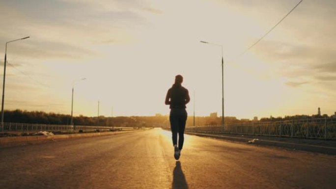 年轻女子的晨跑，女运动员在城市郊区的路上奔跑