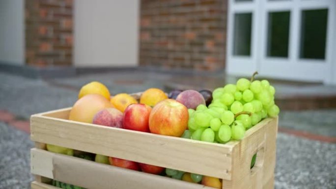 DS木箱，送货员在封锁期间将新鲜水果留在门口