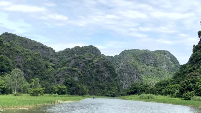 越南北部宁平省的Tam Coc洞穴和湖泊的美丽船景，在炎热的夏日里，有令人惊叹的山脉、岩石和稻田。