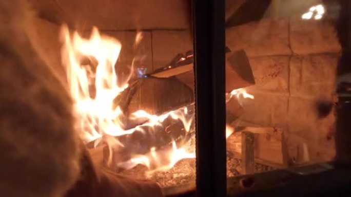 舒适壁炉的详细视图，添加日志并帮助其燃烧