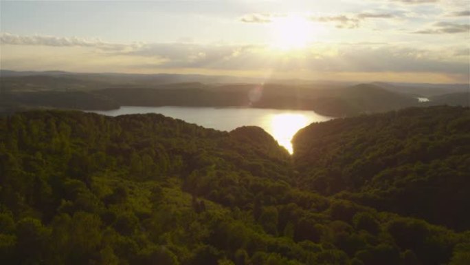夏天的日落在波兰比什扎迪山脉美丽的索利纳湖上。无人机的观点