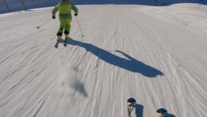 在阳光明媚的日子里，滑雪者从白雪皑皑的山腰下降的第一人称视角