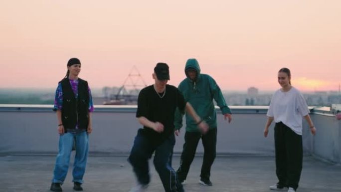 城市高楼屋顶上的嘻哈派对，酷b-boy正在跳霹雳舞，快乐的青少年