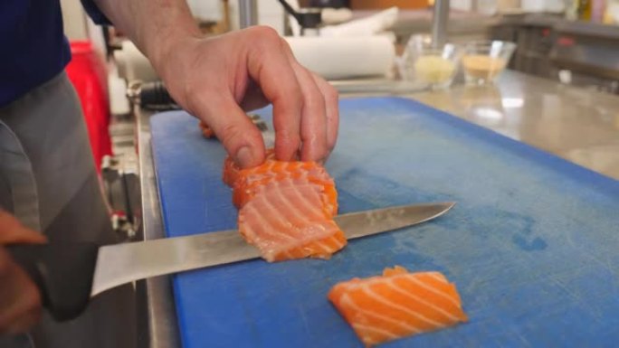 厨师切鲑鱼的细节照片
