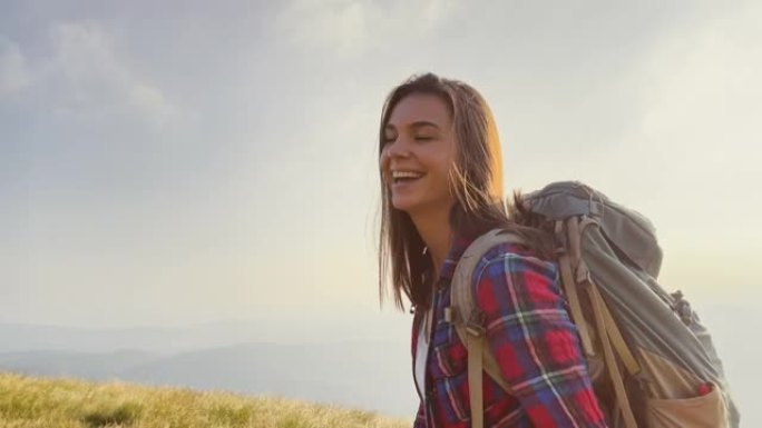 POV女徒步旅行者在山上散步时谈笑风生