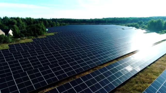 太阳光下太阳能电池板农场 (太阳能电池) 的鸟瞰图