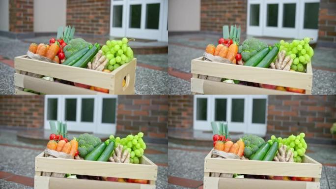 DS木制板条箱，送货员在锁定期间将新鲜水果和蔬菜留在门口