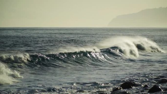 海浪在崎shoreline的海岸线上坠毁