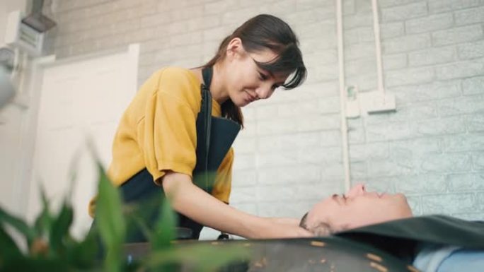 理发师洗头的男人客户