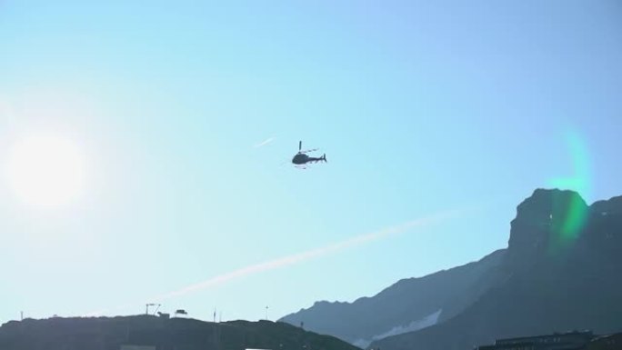 从上面看山脉。直升机飞越覆盖着苔藓的陡峭山坡