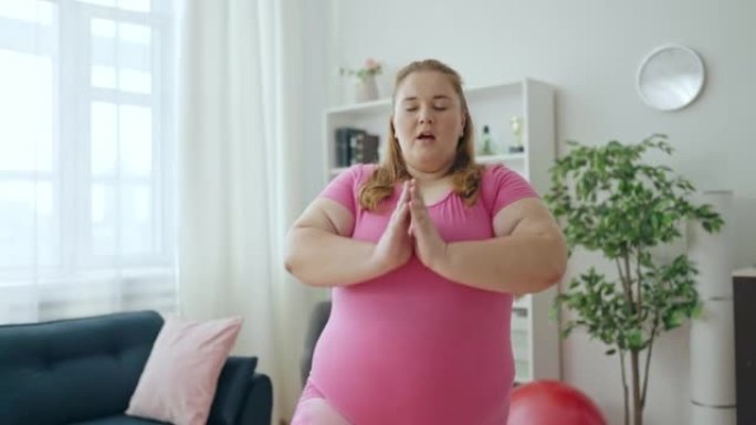 体重过重的年轻女子做瑜伽运动，家庭训练