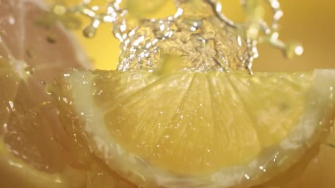 柠檬汁溅过柠檬片的慢动作镜头