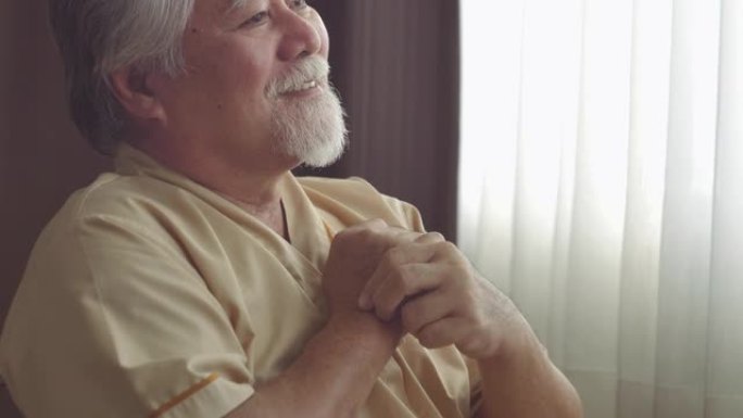 老人带着希望在医院休息