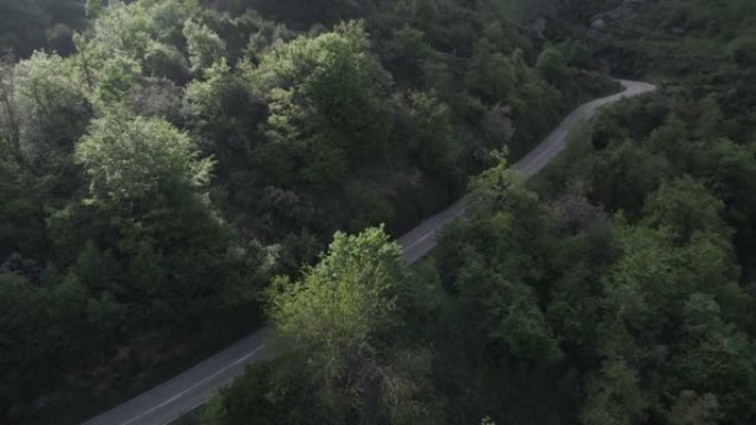 空中无人机拍摄了山区的一条道路