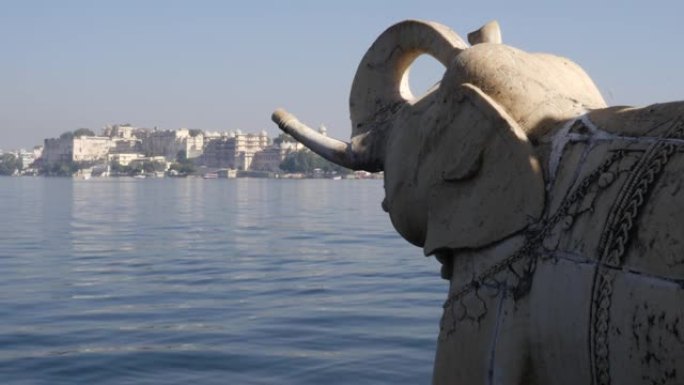 印度乌代布尔皮丘拉湖旁的大象雕像
