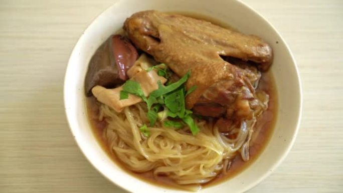 红烧鸭面配棕色汤 -- 亚洲美食风格
