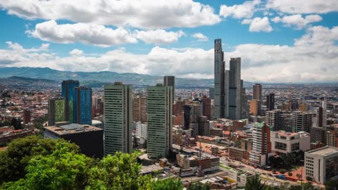 南美哥伦比亚晴天波哥大城市景观的延时拍摄