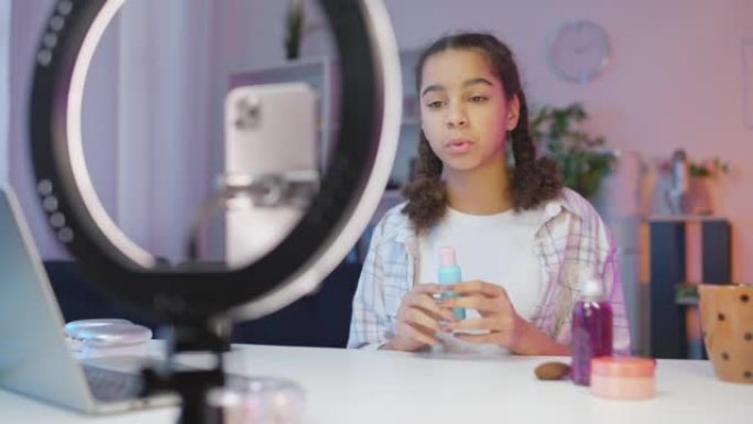 可爱的少女为她的视频博客录制化妆教程