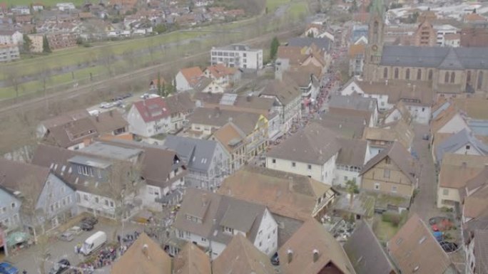 空中无人机拍摄了一个庆祝狂欢节的德国小镇