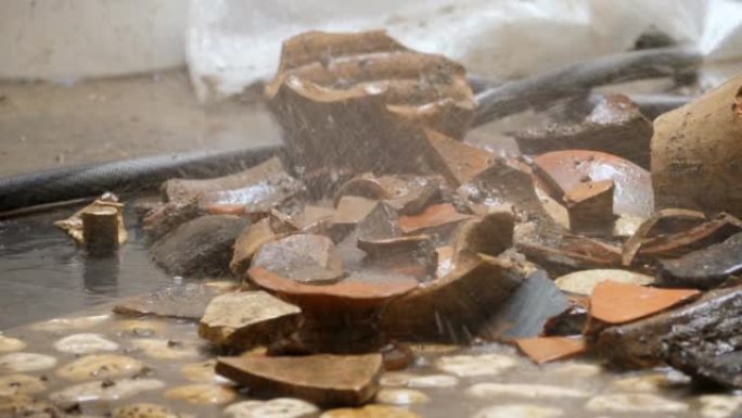 考古学家清洗发掘过程中发现的古代家具碎片