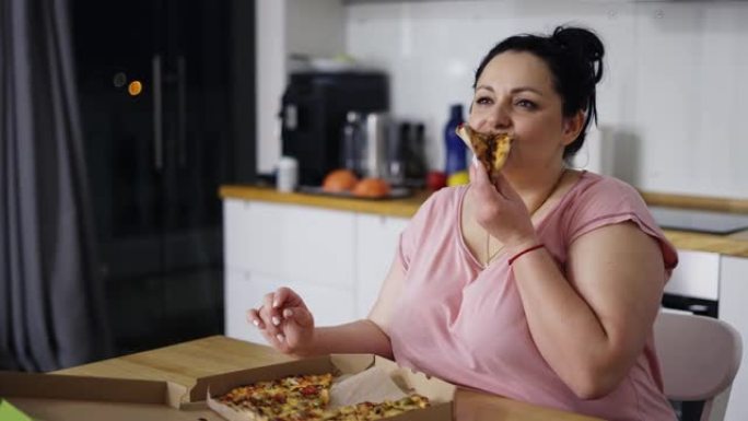 超重的女人吃得很开心，女人吃披萨，翻白眼，慢动作