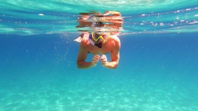 夏天在海里浮潜。男人在水里游泳和玩耍。水下射击