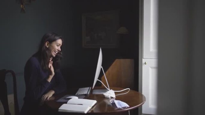 年轻女子在电脑上打字和视频聊天