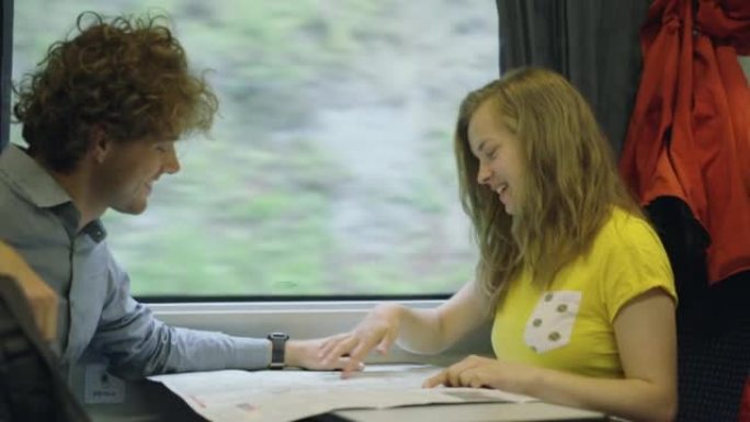 年轻夫妇在乘火车旅行时一起工作