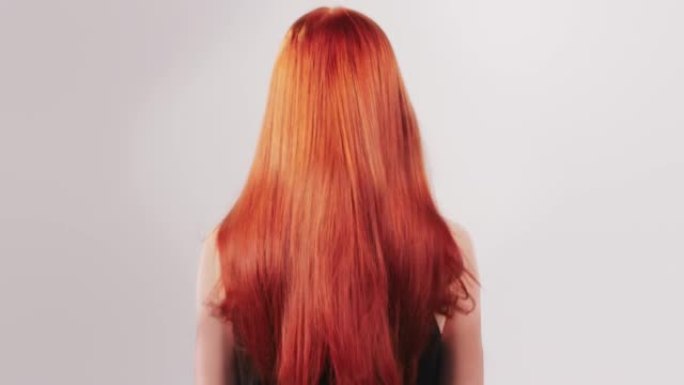 白色背景下直发闪亮红头发的女人
