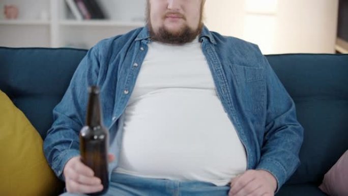 懒人肥胖男性饮酒在家坐沙发不健康生活方式