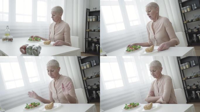 悲伤的女人在蔬菜沙拉和蛋糕之间选择，厌倦了健康节食