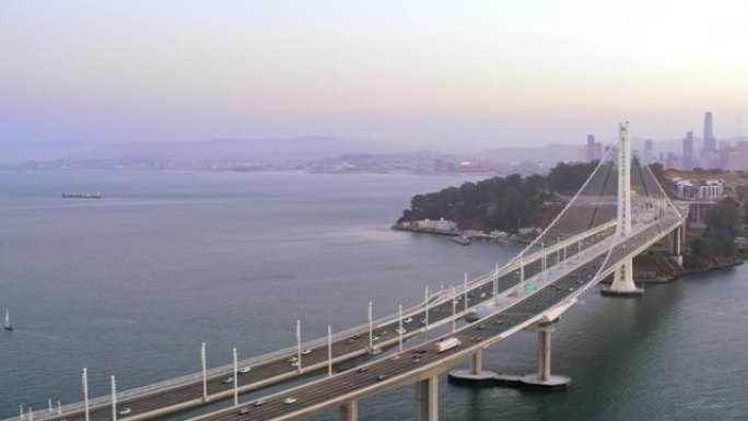 旧金山-奥克兰海湾大桥和加利福尼亚州旧金山的叶尔巴布埃纳岛