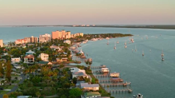 Ft海湾社区的鸟瞰图。佛罗里达州迈耶斯海滩