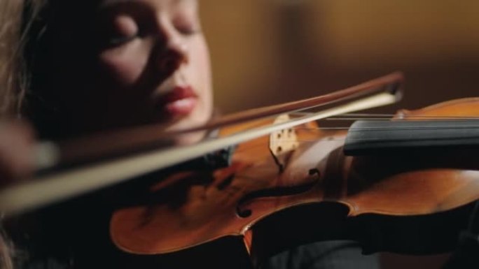 老歌剧院女小提琴家特写肖像，女人在拉小提琴