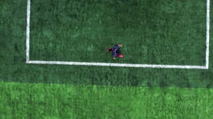 鸟瞰图，五人制足球队运动员，空中室外体育场人造草。