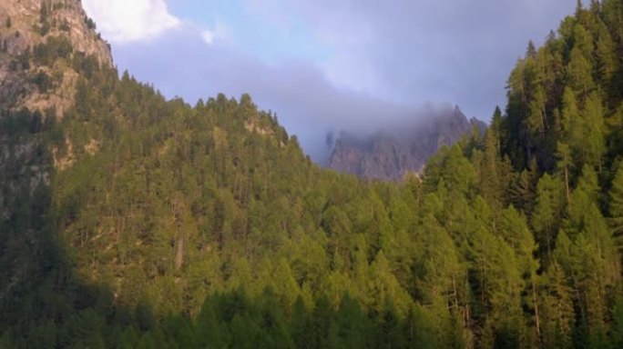 山地户外探险: 充满云彩的戏剧性高山景观