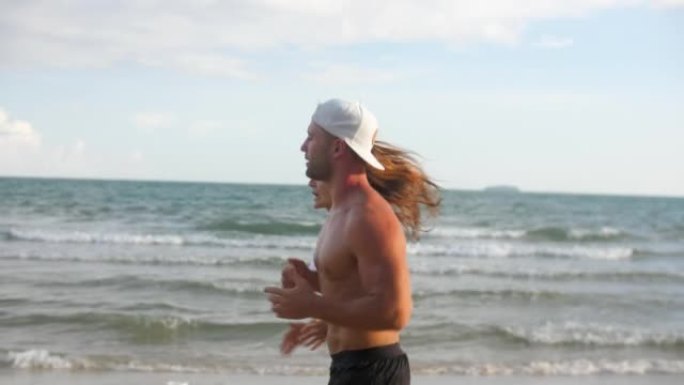 夫妻在海边慢跑，男人和女人在海滩上锻炼