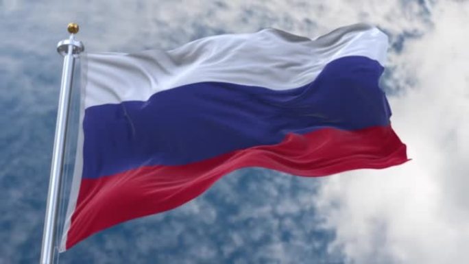 在多云的天空下的俄罗斯国旗