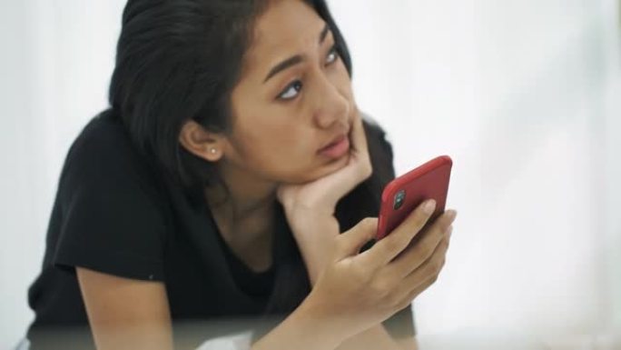 用手机发短信的亚洲女性