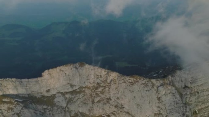 郁郁葱葱的绿色森林和山脉的空中无人机视图