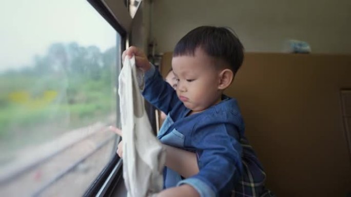 母子俩在泰国乘火车旅行